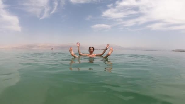 Prachtig Meisje Drijvend Zoute Wateren Van Dode Zee Israël — Stockvideo