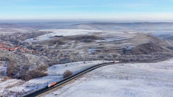 Vista Aérea Uma Estrada Sinuosa Com Caminhões Condução Dia Ensolarado — Vídeo de Stock