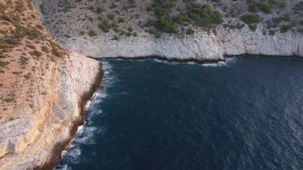 Vliegen Rotsachtige Kust Van Thassos Eiland Griekenland Vanuit Lucht — Stockvideo