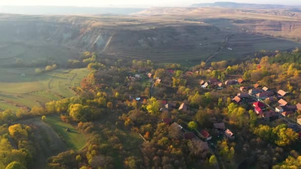 飞越了特兰西瓦尼亚的一个村庄罗马尼亚Bica的无人驾驶飞机图像 — 图库视频影像