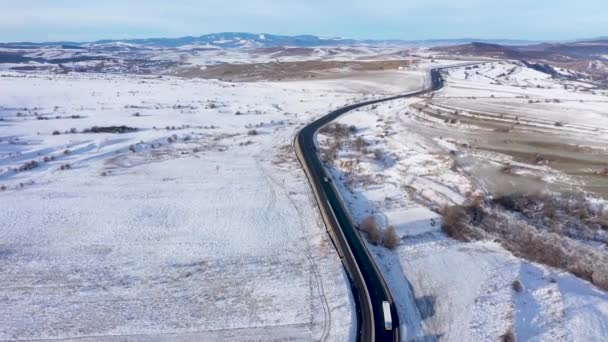 Flygfoto Slingrande Väg Med Bilkörning Frostig Vinter Solig Dag Med — Stockvideo