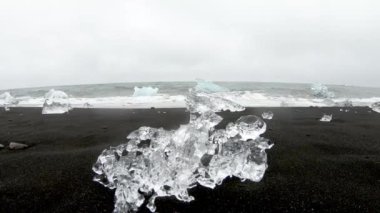  Buz kristalleri, eriyen buzdağları ve elmas sahilinde siyah volkanik kum, Jokulsarlon, İzlanda