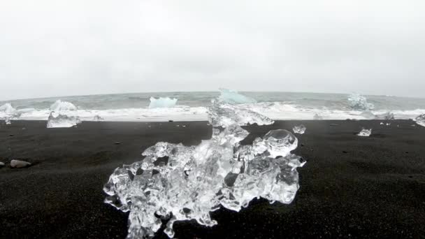 Cristales Hielo Icebergs Fusión Arena Volcánica Negra Playa Diamond Jokulsarlon — Vídeo de stock