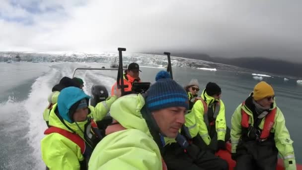 アイスランドのジョクルサロン2019年5月22日 ジョクルサロン氷河ラグーンで浮遊氷山の間を船で移動する観光客 — ストック動画
