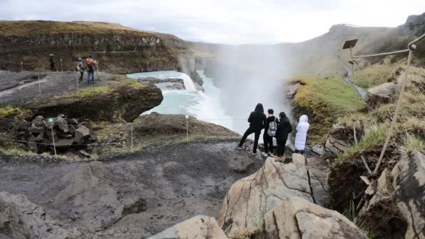 Gullfoss Islanda Maggio 2019 Gruppo Turisti Che Ammira Splendida Cascata — Video Stock