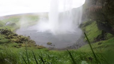 Seljalandsfoss şelalesinin çağlayan suyun geniş açılı görüntüsü. İzlanda