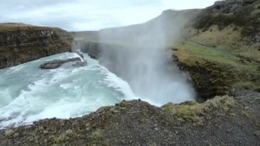 Gullfoss şelalesinin geniş açılı görüntüsü, Altın Çember, İzlanda