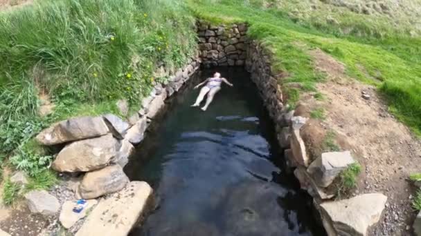 Mujer Relajante Relajación Hrunalaug Aguas Termales Naturales Agua Termal Geotérmica — Vídeo de stock