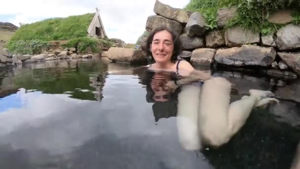 Vrouw Ontspannen Ontspannen Hrunalaug Natuurlijke Hete Bron Geothermische Hete Pot — Stockvideo