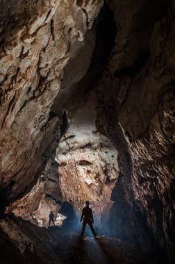 Mağara kaşifleri derin bir mağarayı keşfediyor ve yeni bir geçit keşfediyorlar. Speleology, yeraltı dünyasına adanmış bir bilim ve ekstrem spordur. 