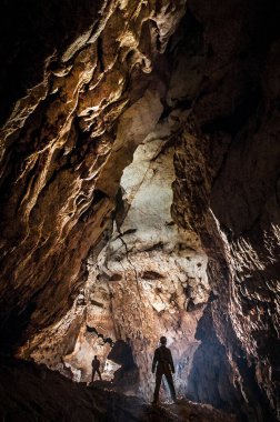 Mağara kaşifleri devasa bir mağara salonunu keşfediyor ve yeni bir yeraltı geçidi keşfediyorlar.