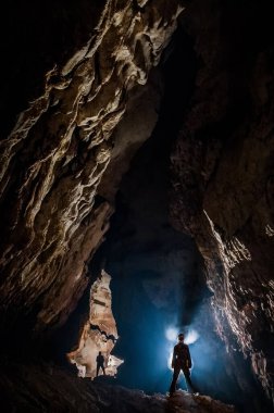 Speleologlar devasa bir mağara odasını merak ediyor ve hayranlık duyuyorlar. Mağara, keşfedilmemiş yeraltı geçitlerini keşfetmeye adanmış bir bilim ve ekstrem spordur.