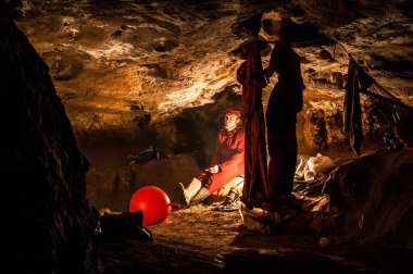 Speleolog yeraltı kampında dinleniyor. Mağaraları keşfetmek tehlikelidir ve mağara yapmak aşırı bir spor olarak kabul edilir.