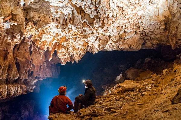 Speleologists Wondering Admiring Stalactites Cave Underground Geological Formations Discovered Spelunkers — Stock Photo, Image