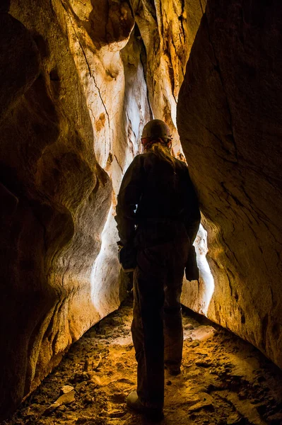 Speleolojist derin bir mağarayı keşfediyor.