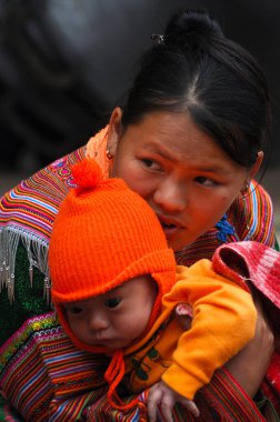 SAPA, VİETNAM - 22 Şubat 2013: Kuzey Vietnam 'daki Bac Ha pazarındaki Hmong kadın. Bac Ha, insanların geleneksel kostümlerle ticaret yapmaya geldikleri dağ köyü pazarı.