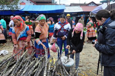 SAPA, VİETNAM - 22 Şubat 2013: Kuzey Vietnam 'daki Bac Ha pazarında Hmong kadınları. Bac Ha, insanların geleneksel kostümlerle ticaret yapmaya geldikleri dağ köyü pazarı.