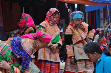 SAPA, VİETNAM - 22 Şubat 2013: Kuzey Vietnam 'daki Bac Ha pazarında Hmong kadınları. Bac Ha, insanların geleneksel kostümlerle ticaret yapmaya geldikleri dağ köyü pazarı.