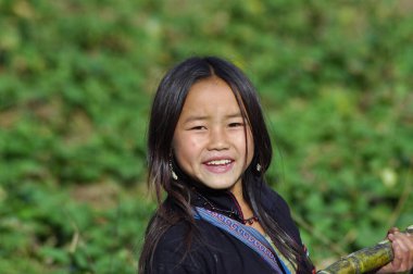 CAT CAT, SAPA, VİETNAM - 22 Şubat 2013: Sa Pa, Kuzey Vietnam, Çin sınırı yakınlarındaki kırsal alanda oynayan tanımlanamayan etnik Hmong azınlık çocukları