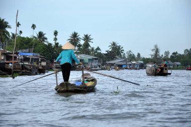CAI RANG, VİETNAM - 17 Şubat 2013: Mekong deltasındaki ahşap tekneleriyle seyahat eden ve çalışan insanlar sadece tekne ve gemilerde ulaşımın mümkün olduğu yerler