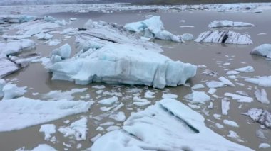 İzlanda 'daki Fjallsarlon buzdağlarının üzerinde uçuyor. Küresel ısınma ve iklim değişikliğinin sonucu olarak eriyen buzulların hava görüntüsü