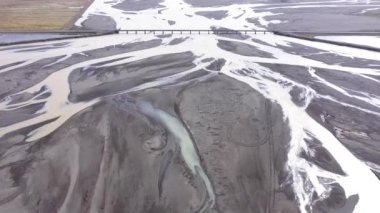  İzlanda 'daki buzul erimiş su nehirlerinin yukarıdan aşağıya bakış açısı soyut. İnsansız hava aracının yakaladığı destansı doğal manzara.