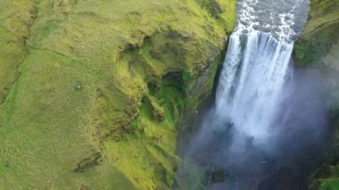 Skogafoss, İzlanda 'nın ünlü çevre yolu şelalesi. Görkemli doğa harikasının hava aracı görüntüsü 