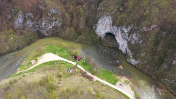 Vzduch Nad Výhledem Divokou Horskou Řeku Meandr Gigantický Vchod Jeskyně — Stock video