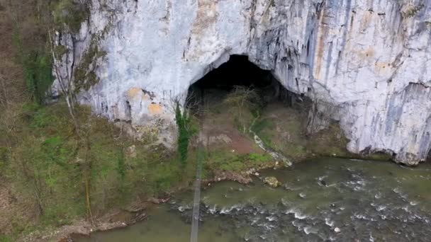 Vista Aérea Una Gran Entrada Cueva Río Salvaje Montaña Por — Vídeo de stock