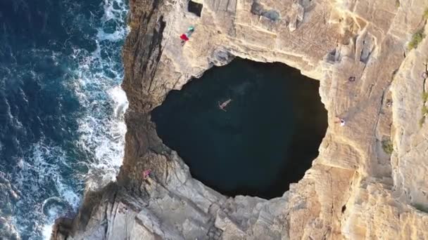 Prachtig Uitzicht Vanuit Lucht Een Vrouw Die Zwemt Het Natuurlijke — Stockvideo