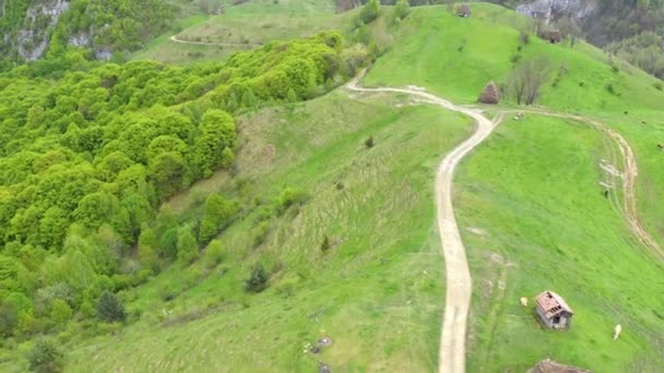 Drone Aereo Vista Della Campagna Primaverile Paesaggio Montano Con Case — Video Stock