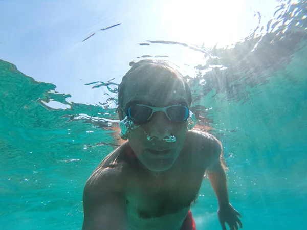 Unterwasserfoto Eines Jungen Aktiven Mannes Der Türkisfarbenen Meerwasser Schwimmt — Stockfoto