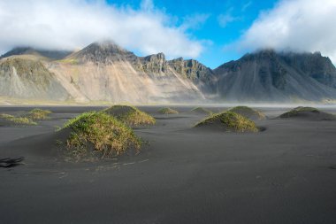 İzlanda manzarası, Atlas Okyanusu yakınlarındaki Stoksnes yarımadasındaki Vestrahorn Dağı manzarası. Hofn, İzlanda