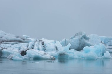 Jokulsarlon buzul gölünde yüzen küresel ısınma ve iklim değişikliğinin bir sonucu olarak buzdağlarının erimesi. Vatnajokull Ulusal Parkı, İzlanda