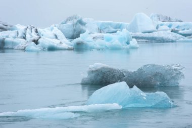 Jokulsarlon buzul gölünde yüzen küresel ısınma ve iklim değişikliğinin bir sonucu olarak buzdağlarının erimesi. Vatnajokull Ulusal Parkı, İzlanda