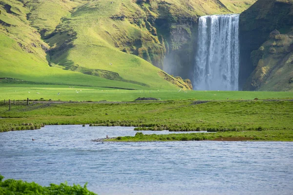 冰岛南部环路上的Skogafoss瀑布是冰岛最壮观的旅游胜地之一 — 图库照片
