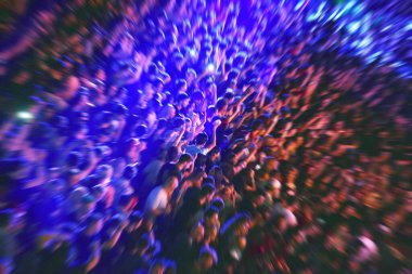 Bir müzik festivalinde bulanık bir kalabalığa yakınlaşmak