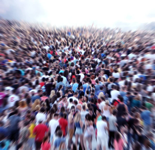 Una Folla Sfocata Che Festeggia Festival Musicale Effetto Zoom Sfocatura — Foto Stock