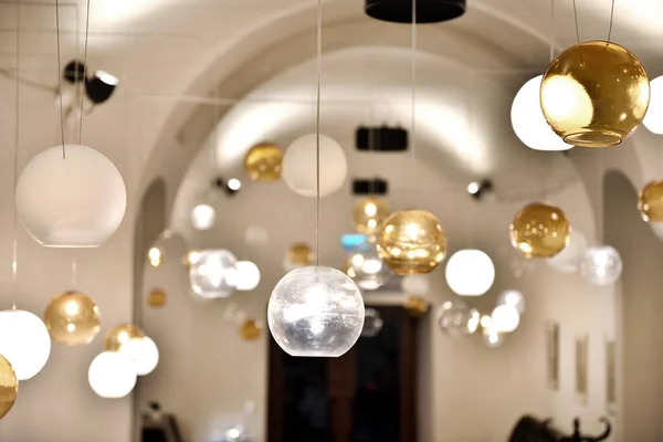 Odada cam lambalar asılı. Modern inetrior oda konsepti