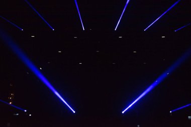 Sahne ışıkları bir konserde karanlıkta parlıyor. Müzik festivali konsepti