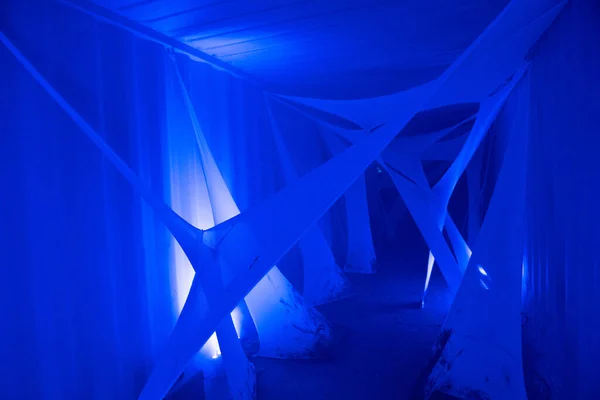 Tunnel Voilé Bleu Abstrait Installation Artistique — Photo