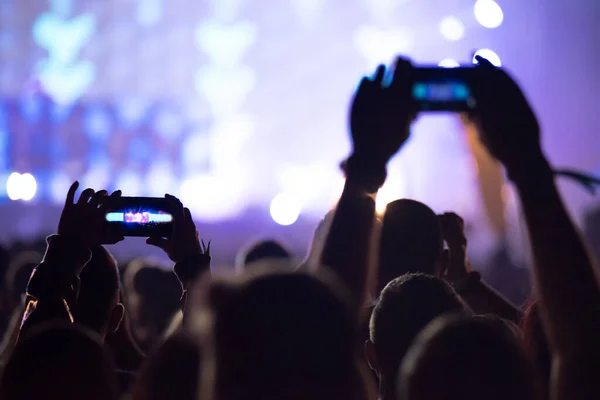 Akıllı Telefonu Tutup Fotoğraf Video Kaydediyor Konser Kalabalığı Arka Planda — Stok fotoğraf