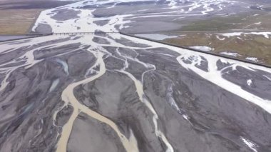 İzlanda 'nın buzul nehir sisteminin insansız hava aracı görüntüsü. Küresel ısınma ve iklim değişikliği sonucunda buzullardan gelen erimiş su