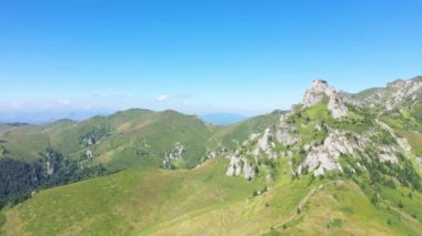 Yüksek dağların üzerinden uçuyor. Beyaz tortulu kayaların hava aracı görüntüsü. Ciucas dağları, Karpatlar, Romanya