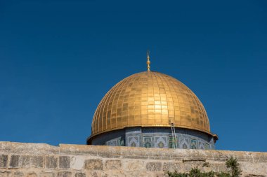 Tapınak Dağı 'ndaki Kaya Kubbesi' nin altın kubbesi. Doğu Kudüs, Filistin, İsrail