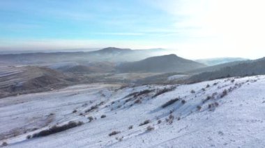 Aydınlık ve güneşli bir günde soğuk kış manzarası