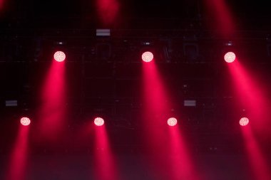 Karanlıkta parlayan kırmızı sahne ışıkları. Canlı müzik festivali kavramı