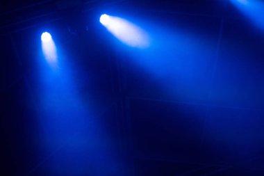 Karanlıkta parlayan mavi sahne ışıkları. Canlı müzik festivali kavramı