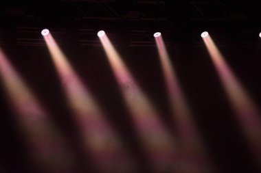 Sahne ışıkları karanlıkta parlıyor. Canlı müzik festivali kavramı