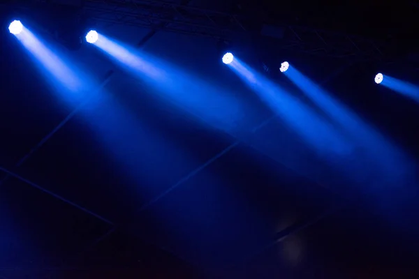 Niebieskie Światła Sceniczne Świecące Ciemności Koncepcja Festiwalu Muzyki Żywo — Zdjęcie stockowe